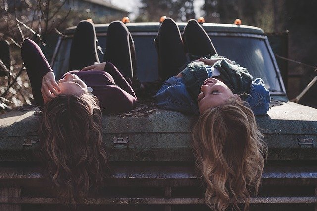 girls-1209321 640